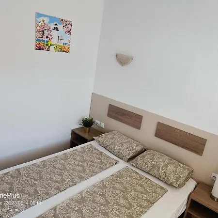 Moni 85 Family House Guest house *