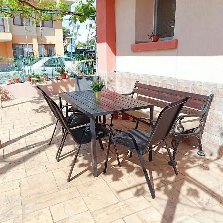 Moni 85 Family House Guest house *
