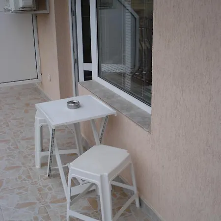 Moni 85 Family House Guest house *