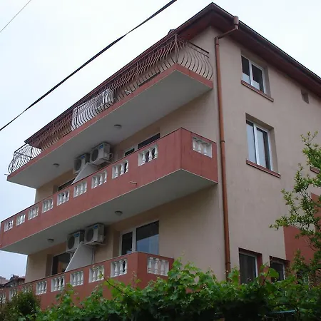 Moni 85 Family House *
